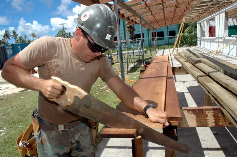 charpentier-ST MANDRIER SUR MER-min_worker_construction_building_carpenter_male_job_build_helmet-893290